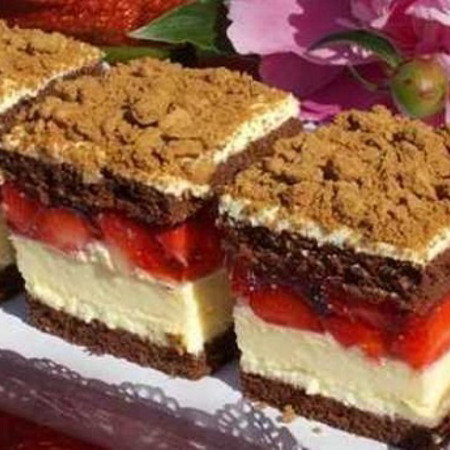 Десерт з шматочками полуниці та полуничним желе «Дюймовочка»