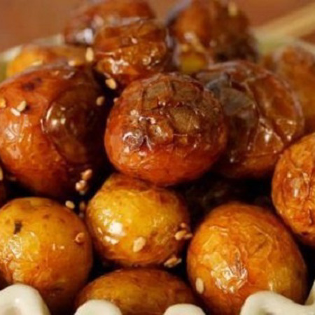 Молода картопля в глазурі з соєвого соусу, меду та часнику