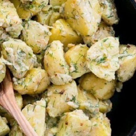 Молода картопля варена в вершково-часниковому соусі