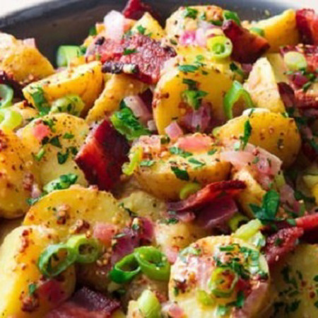 Теплий салат з молодою картоплею, беконом і гірчичною заправкою