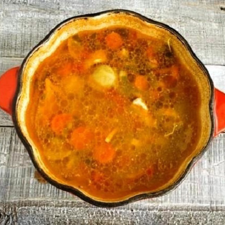 Курячий суп-гуляш з молодою картоплею та зеленою цибулею