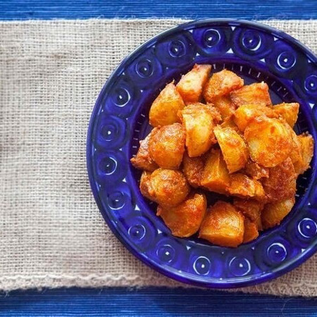 Молода картопля з гострим томатним соусом