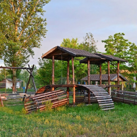 Детские площадки и аттракционы