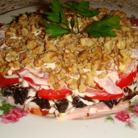 Салат зі шинки та чорносливу під помідоровою шапкою