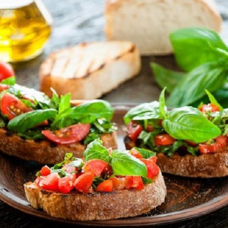 Брускетта з помідорами і базиліком