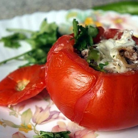 Томати, фаршировані ковбасою, базиліком та селерою 