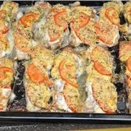 Товстолоб, запечений з помідорами і сиром