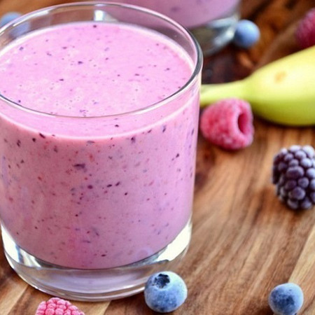 Бананово-ягідний смузі з імбиром