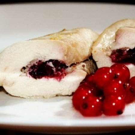 Курятина з ягідною начинкою