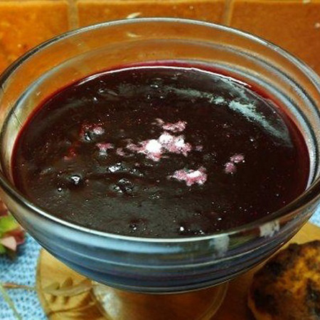 Соус із червоного вина та смородини