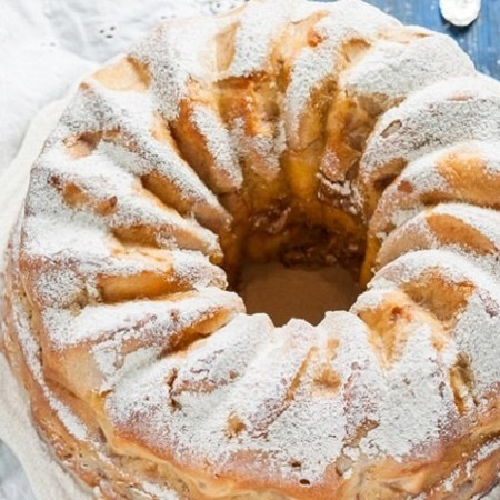 Шарлотка з смородиною