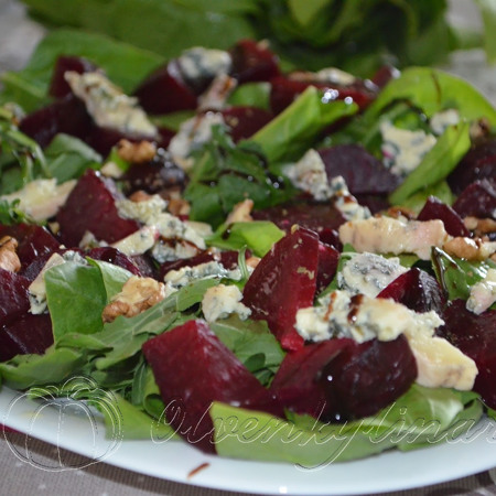 Салат з шпинату, печеного буряка і сиру