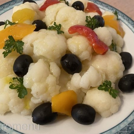 Салат із цвітної капусти, солодким перцем та маслинами