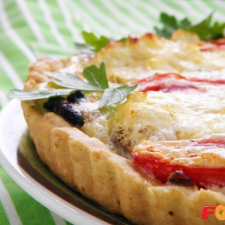 Кіш з грибами, цвітною капустою та помідорами