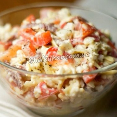 Салат з цвітної капусти і помідорів