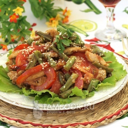 Теплий салат з курячою грудкою та стручковою квасолею