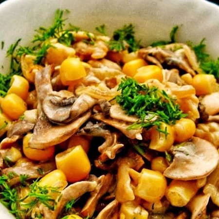  Теплий салат з печериць, кукурудзи та сиру