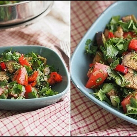 Теплий салат з баклажанами, чилі та помідорами