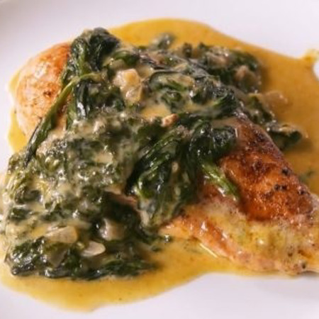 Курка в вершково-сирному соусі зі шпинатом