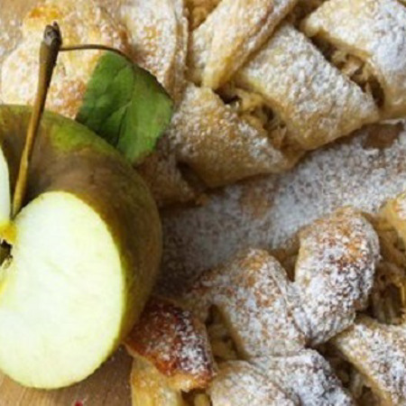 Ароматні слойки з яблуками