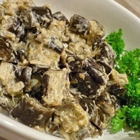 Баклажани, тушені з грибами в сметані