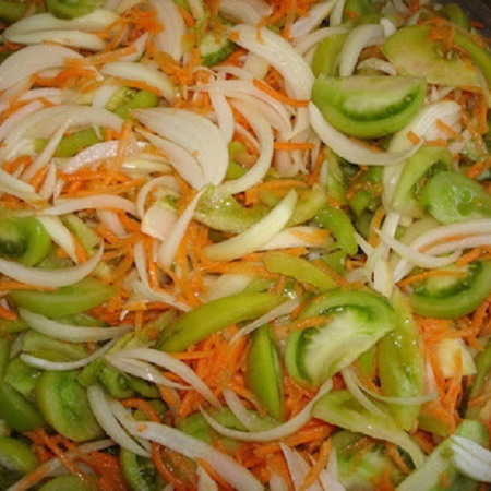 Салат із зелених помідорів з морквою