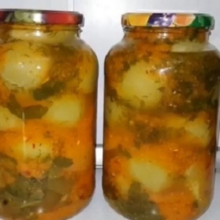 Зелені помідори в овочевій заправці