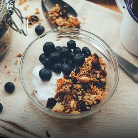 Гранола з горіхами і родзинками