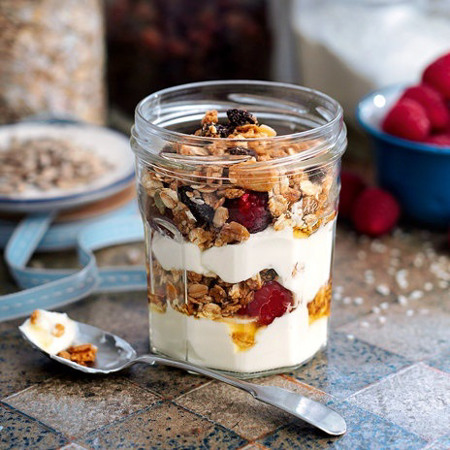 Гранола з ягодами і шоколадом