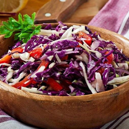Салат з червонокачанної капусти з кальмарами
