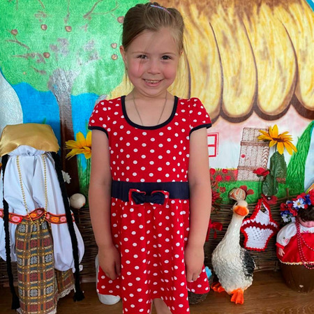 Валя Жулай,  5 років і 8 міс., с. Самарське