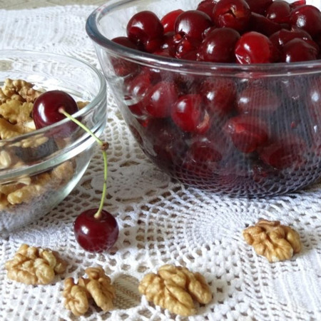 Вишня з горіхами