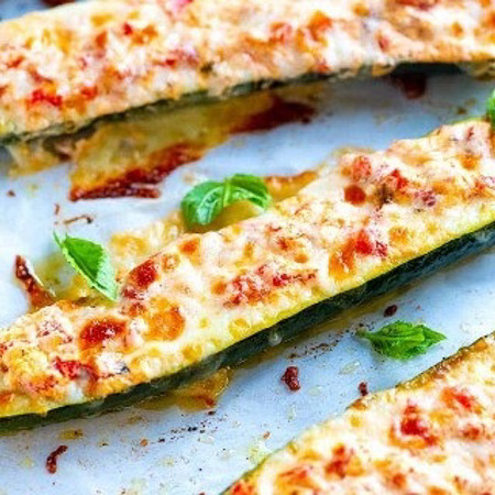 Кабачки з начинкою з ковбаси