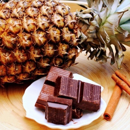 Ананасові оладки з корицею і шоколадно-ромовим соусом