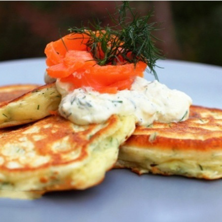 Цибуляні оладки з кропом та копченою сьомгою