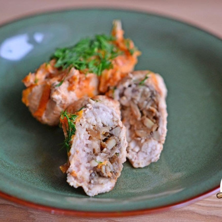 Крученики свинні з грибами