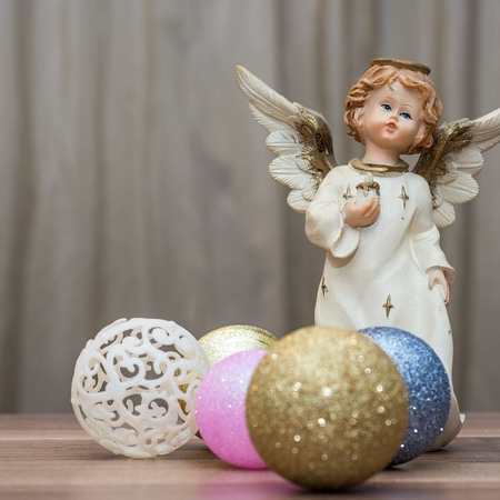 Роздайте речі та їжу тим, хто потребує