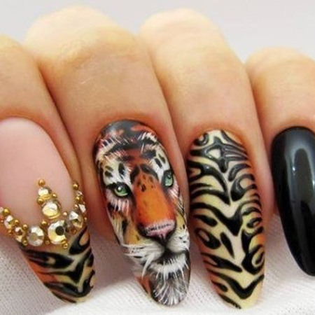 Новорічний манікюр 2022: ідеї для тих, хто хоче сяйва та оригінальності