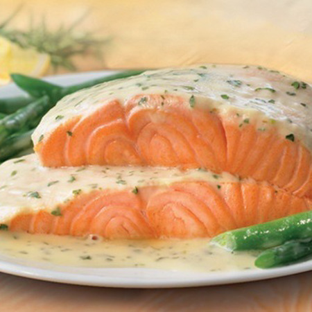 Червона риба у сметанно-сирному соусі