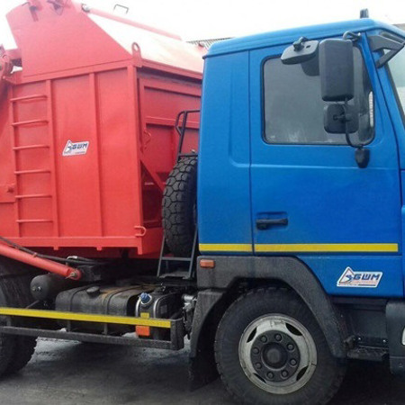 Сміттєвоз в гаражі