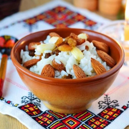 Кутя з рису, родзинок і мигдалю