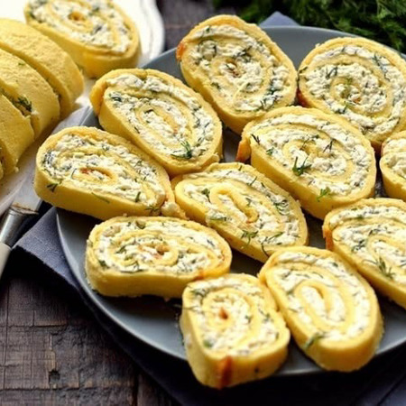 Яєчний рулета з начинкою