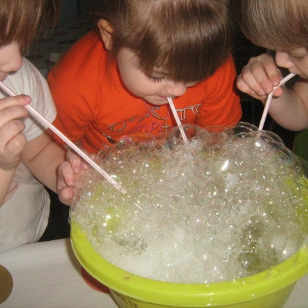 Мильні бульбашки в тарілці