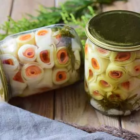 Кабачкові рулетики з овочами на зиму