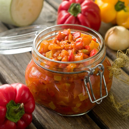 Салат із кабачків, перцю і помідорів на зиму