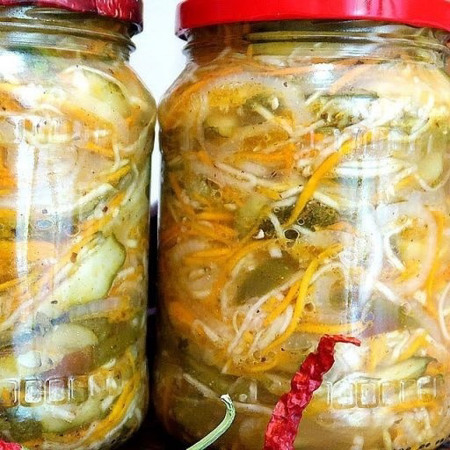 Салат з огірків на зиму з кабачками, морквою, цибулею та перцем