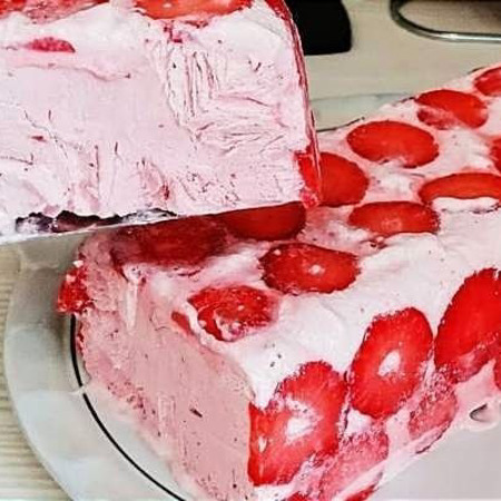 Полуничний торт-морозиво з 3-ох інгредієнтів