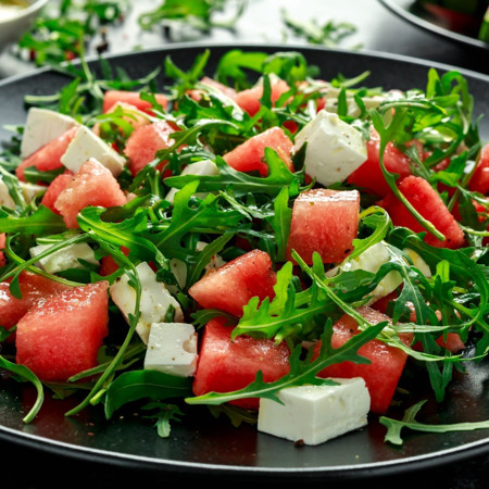 Салат з кавуном, фетою, рукколою та бальзамічною заправкою