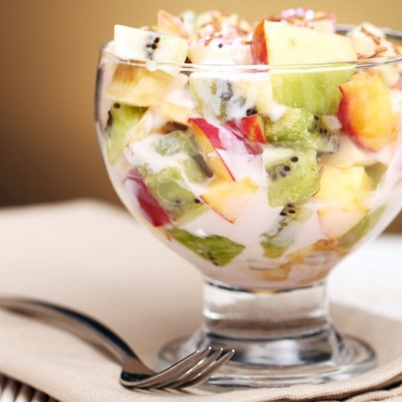 Фруктовий салат з йогуртом та печивом