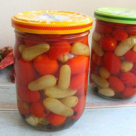 Мариновані помідори з виноградом